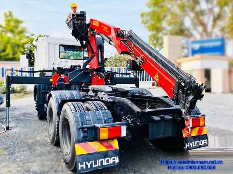 Đầu Kéo Hyundai HD1000 Gắn Cẩu Gập 10 Tấn 2