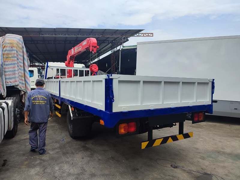 Xe Tải Hino FC9JLTC 5.5 Tấn Gắn Cẩu Unic URV 344K 5