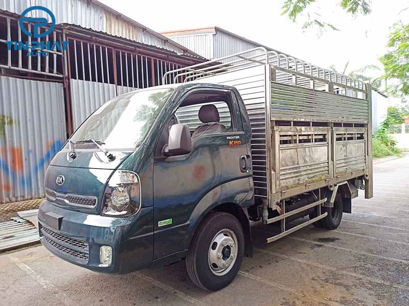 Xe chở gia súc, gia cầm