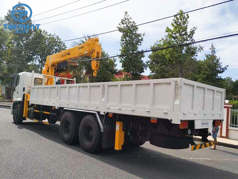 Xe tải Hino 3 chân gắn cẩu Soosan SCS 746