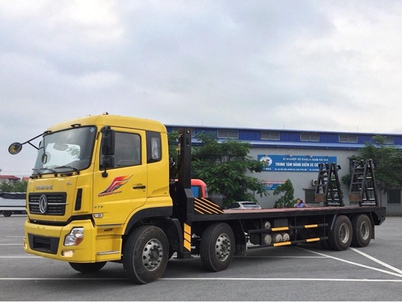 xe-nang-dau-dongfeng-4chan-cho-may-cong-trinh