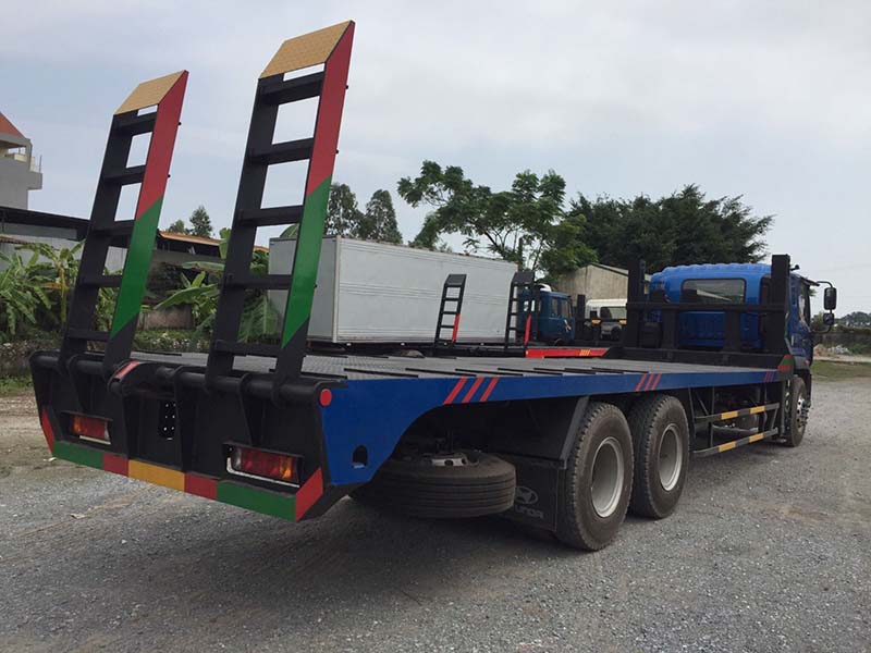 Xe nâng đầu chở xe cơ giới Thaco Auman.