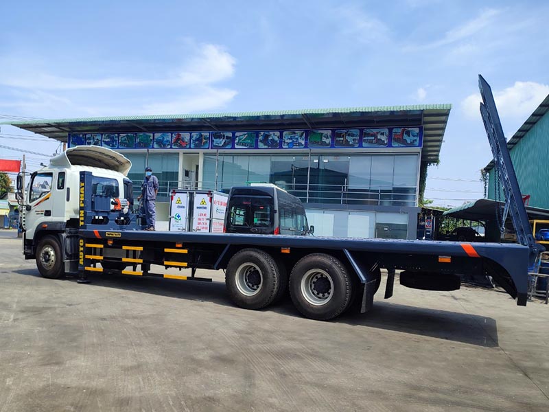 Xe nâng đầu chở xe cơ giới Thaco Auman.