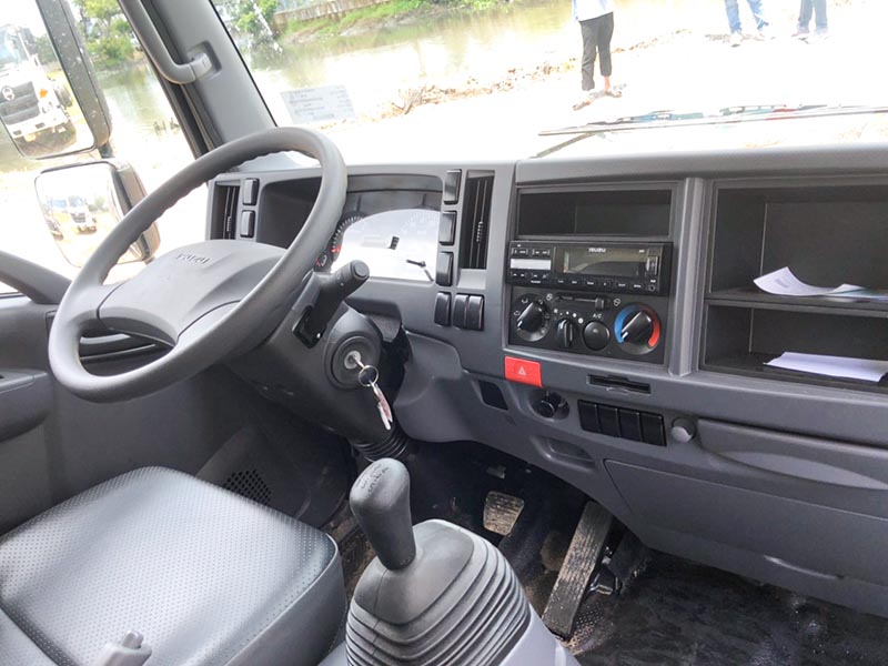 Xe tải isuzu 1.8 tấn chở gà con