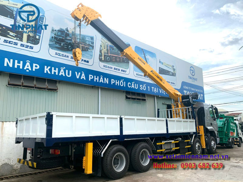Xe Chenglong 4 chân gắn cẩu 12 tấn