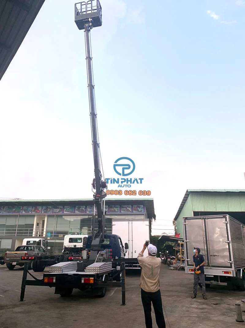 Ô Tô Nâng Người Làm Việc Trên Cao